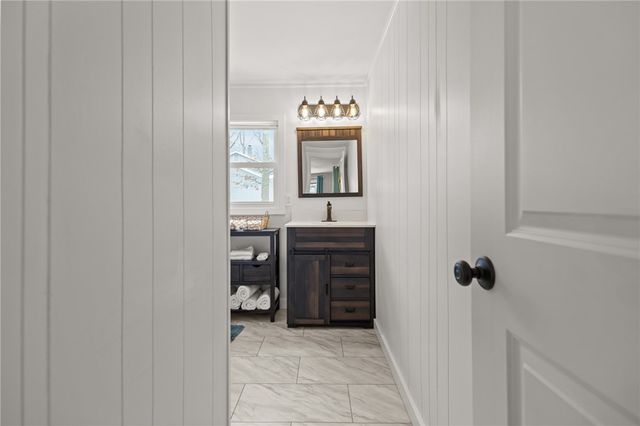 135 North Brayton Road, Tiverton, RI 02878