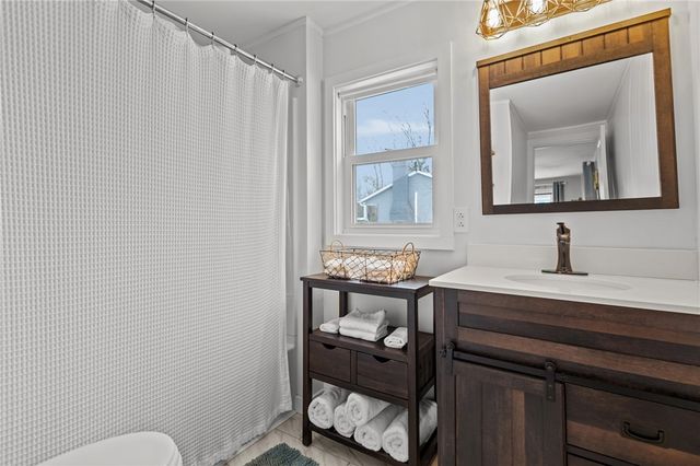 135 North Brayton Road, Tiverton, RI 02878