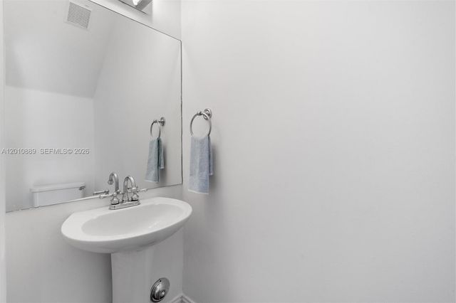 835 NE 19th Ave 2, Fort Lauderdale, FL 33304