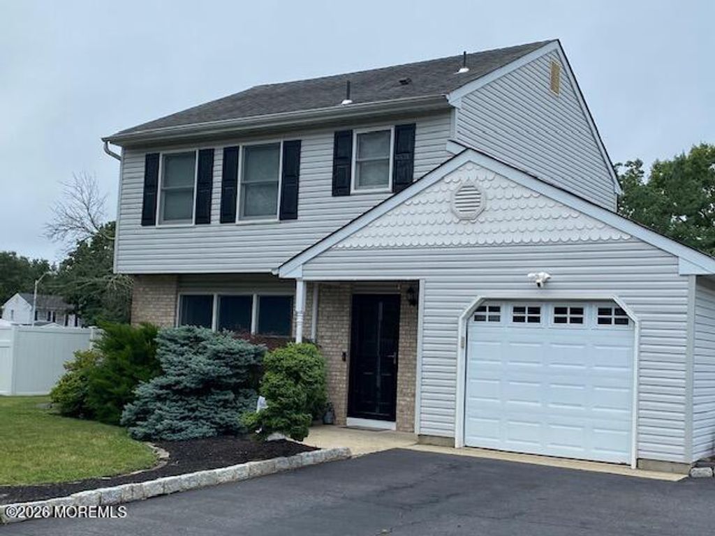 8 Partridge Lane, Howell, NJ 07731