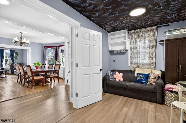 136 W Gibbons St, Linden City, NJ 07036