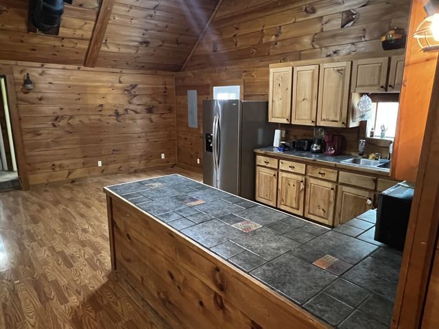 25 W Adkins Ln, Lawrenceburg, TN 38464