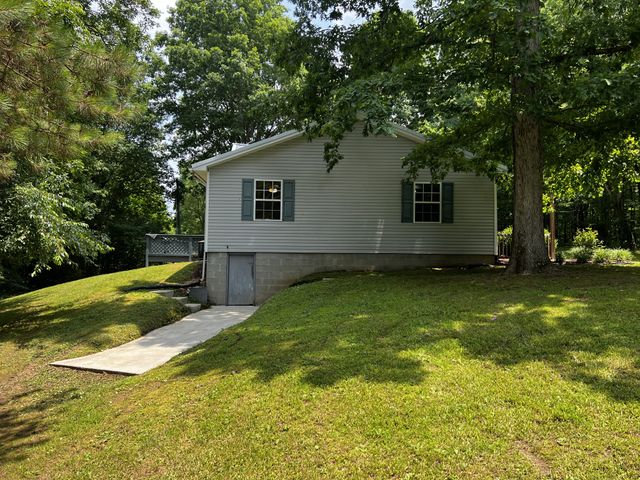 25 W Adkins Ln, Lawrenceburg, TN 38464