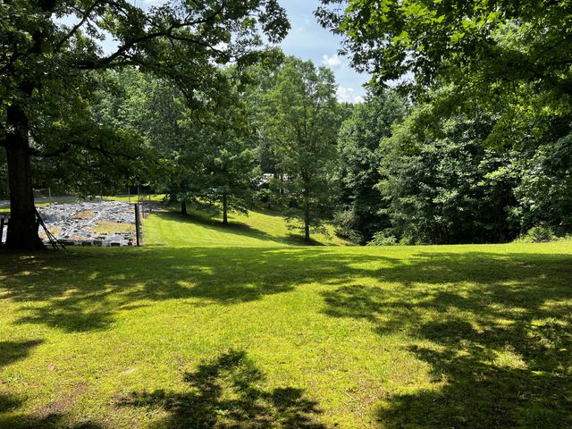 25 W Adkins Ln, Lawrenceburg, TN 38464