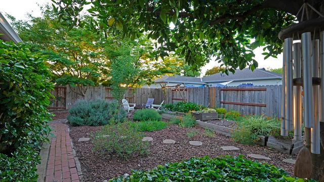 1719 W Locust St, Lodi, CA 95242
