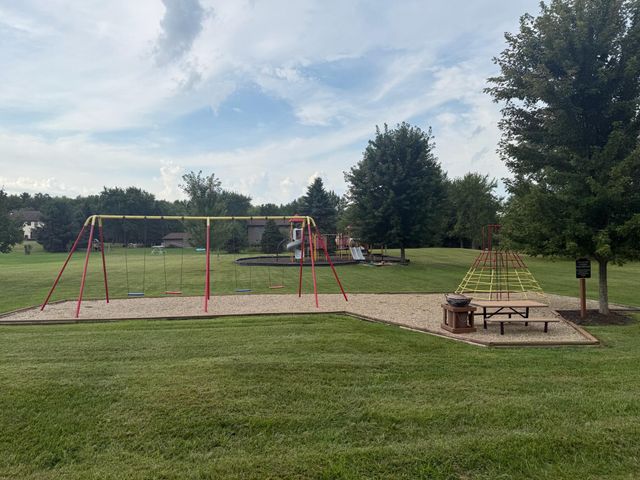 91 Fleetwood Drive N, Valparaiso, IN 46385