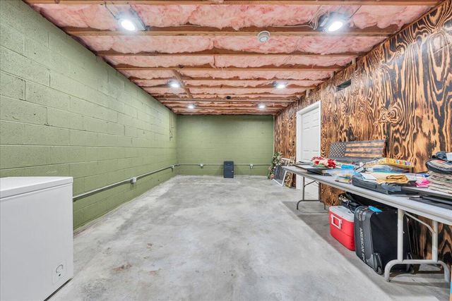 8141 Ashton LN, Roanoke, VA 24019
