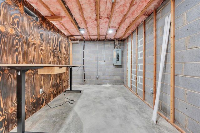 8141 Ashton LN, Roanoke, VA 24019