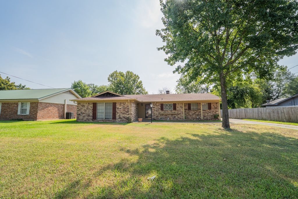 1104 Bowie Street, Sulphur Springs, TX 75482
