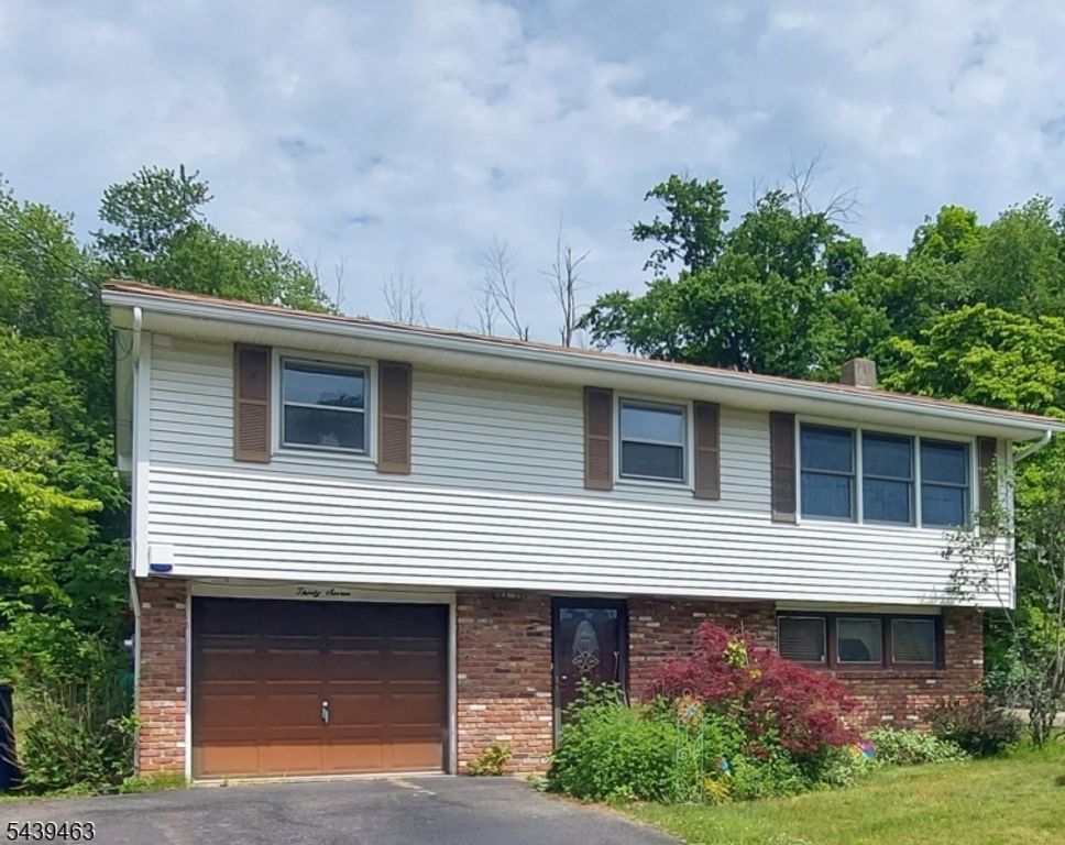 37 Fairview Ave, Hamburg Boro, NJ 07419