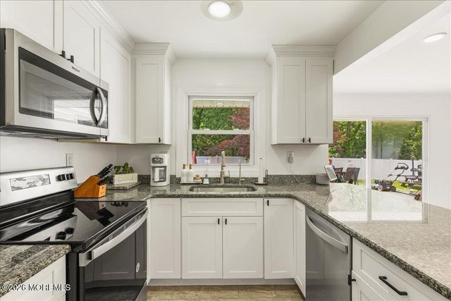 12 Maxwell Lane, Manalapan, NJ 07726