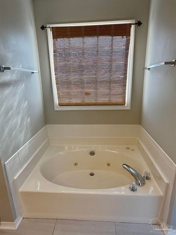 2121 Pin High Dr, Pensacola, FL 32526