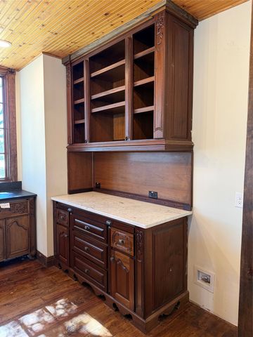 202 Throckmorton Street, Weatherford, TX 76086