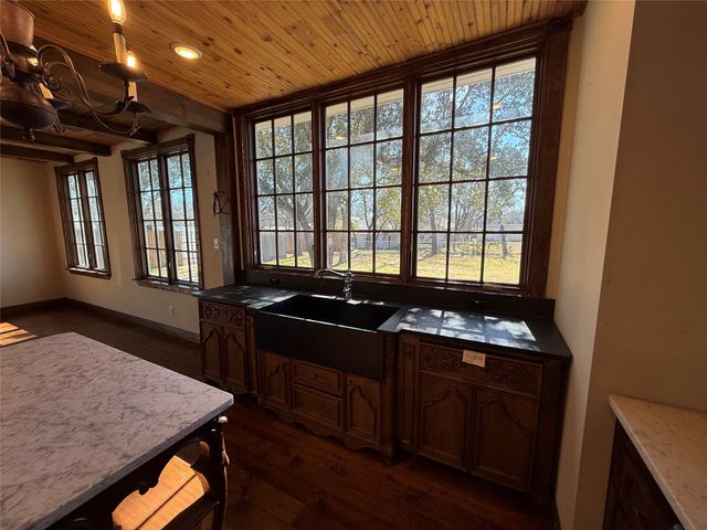 202 Throckmorton Street, Weatherford, TX 76086