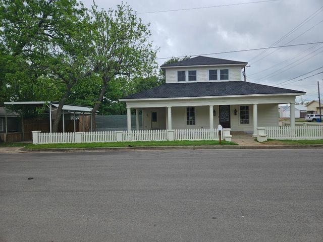 202 Throckmorton Street, Weatherford, TX 76086