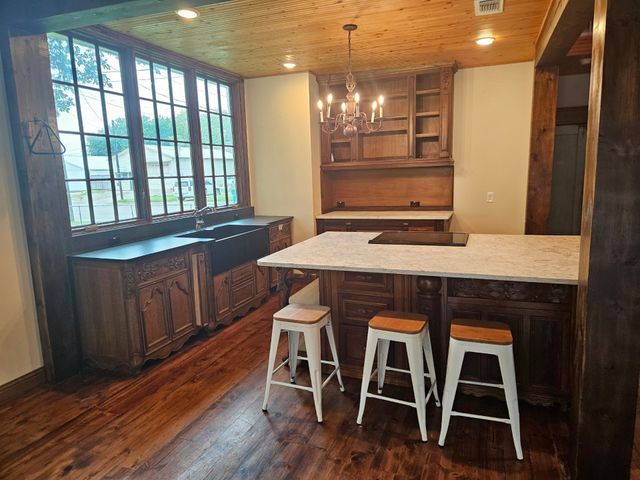 202 Throckmorton Street, Weatherford, TX 76086