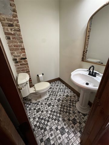 202 Throckmorton Street, Weatherford, TX 76086