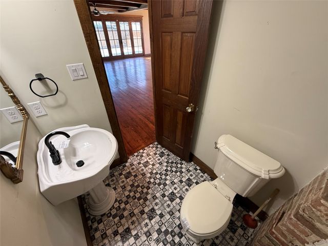 202 Throckmorton Street, Weatherford, TX 76086