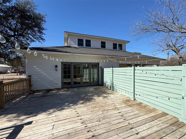 202 Throckmorton Street, Weatherford, TX 76086