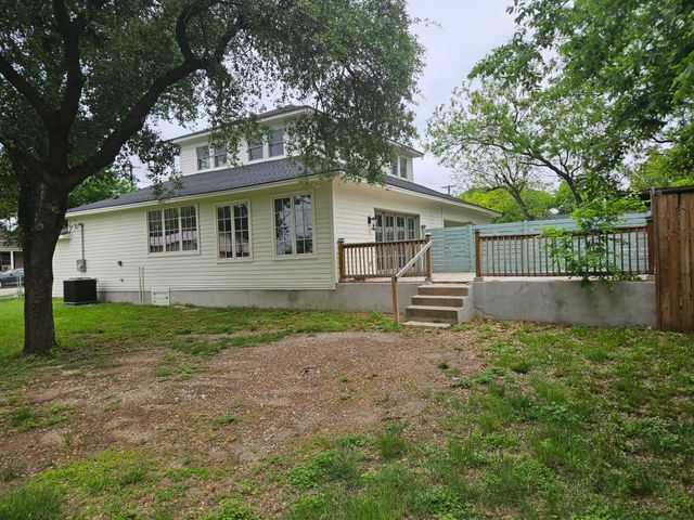202 Throckmorton Street, Weatherford, TX 76086