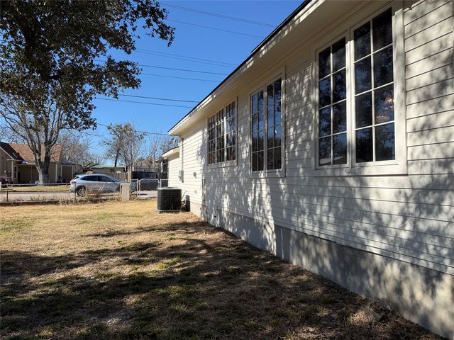 202 Throckmorton Street, Weatherford, TX 76086