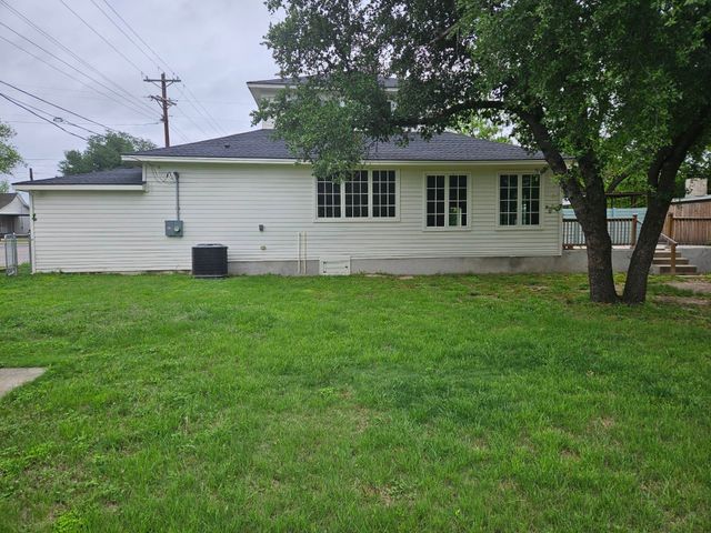 202 Throckmorton Street, Weatherford, TX 76086