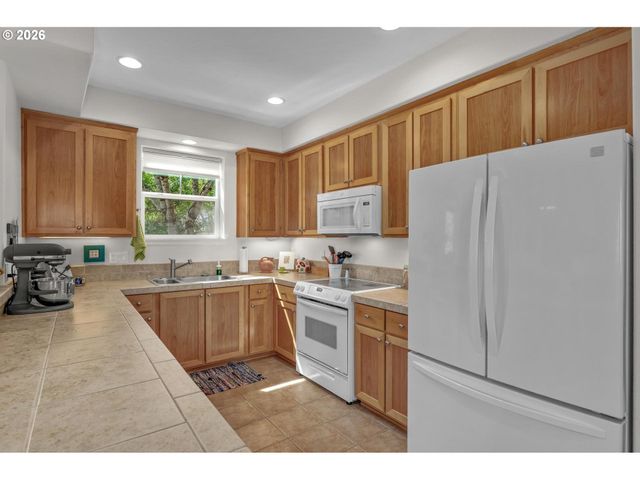 10860 Sw BRIARWOOD Pl, Portland, OR 97223