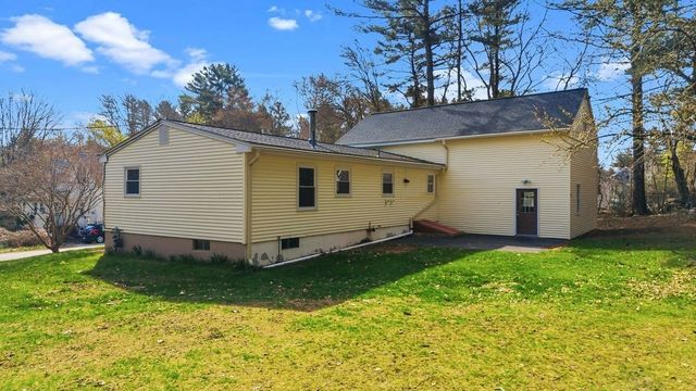 47 Center St, Westport, MA 02790