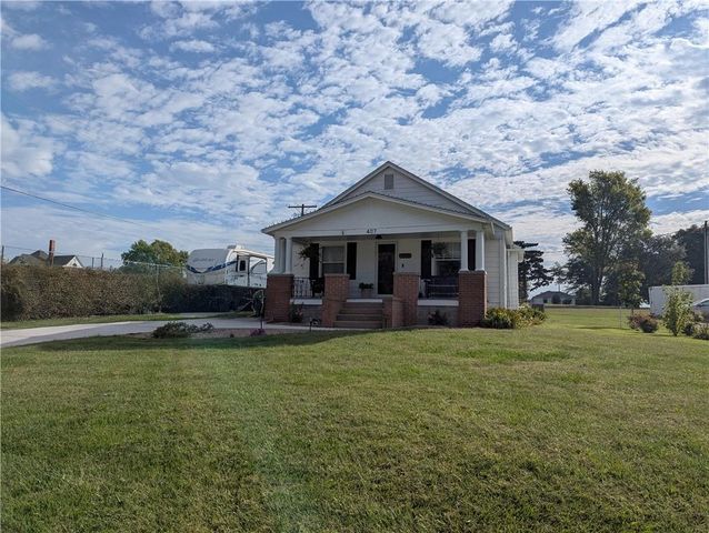407 S 1st Street, Hiawatha, KS 66434