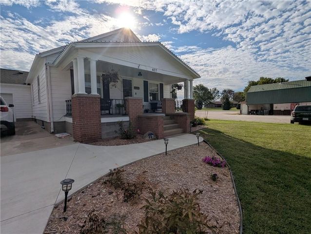 407 S 1st Street, Hiawatha, KS 66434