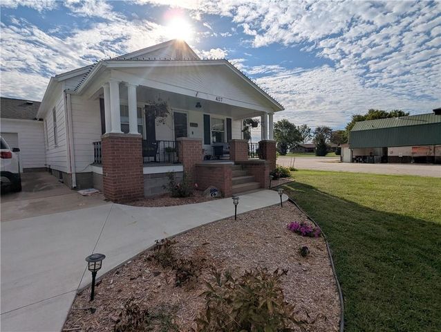 407 S 1st Street, Hiawatha, KS 66434