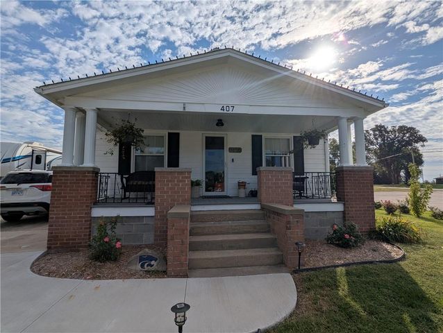 407 S 1st Street, Hiawatha, KS 66434