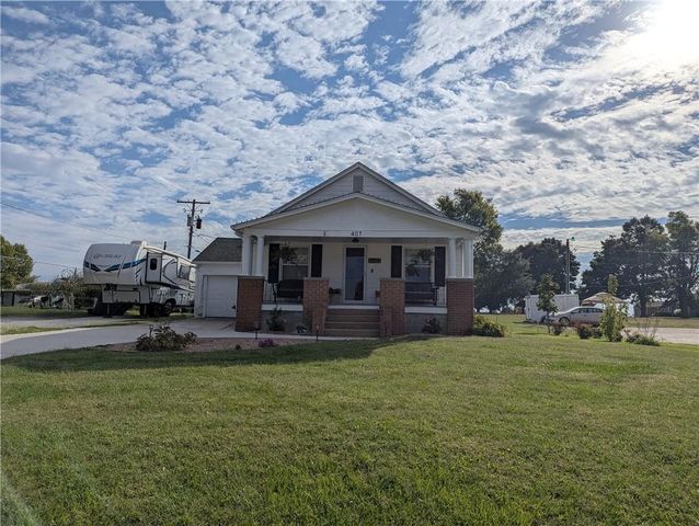 407 S 1st Street, Hiawatha, KS 66434