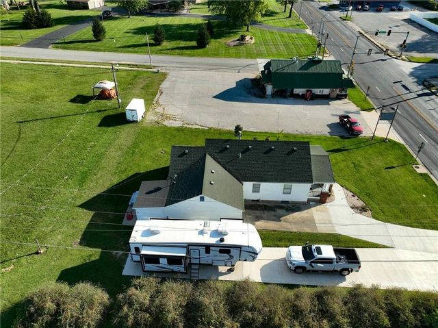 407 S 1st Street, Hiawatha, KS 66434