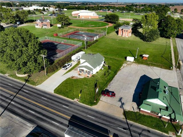 407 S 1st Street, Hiawatha, KS 66434