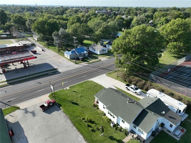 407 S 1st Street, Hiawatha, KS 66434