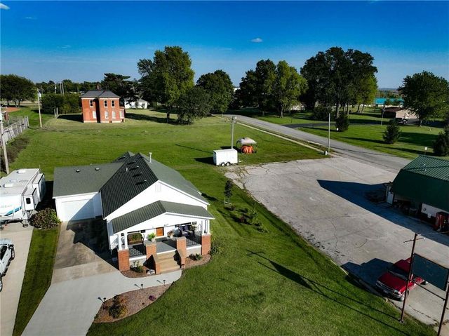 407 S 1st Street, Hiawatha, KS 66434