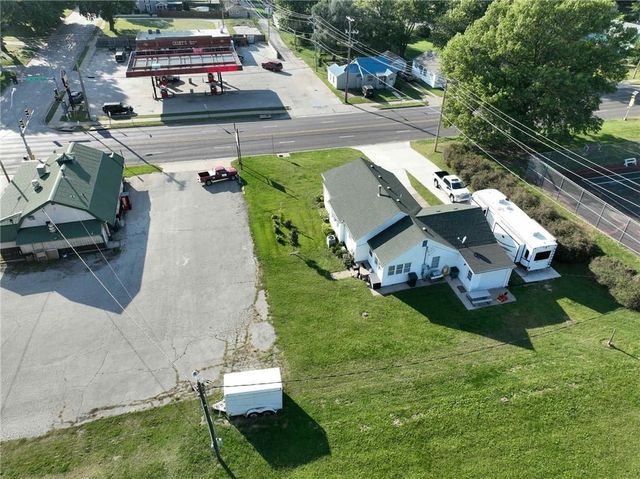 407 S 1st Street, Hiawatha, KS 66434