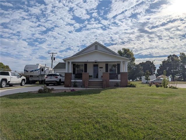 407 S 1st Street, Hiawatha, KS 66434