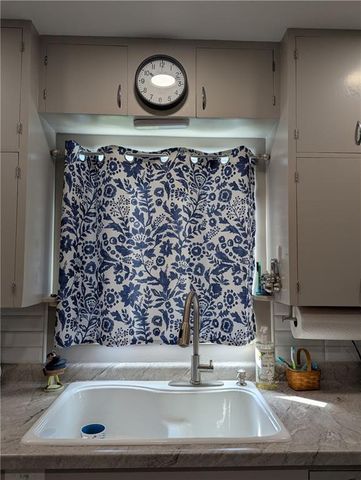 407 S 1st Street, Hiawatha, KS 66434