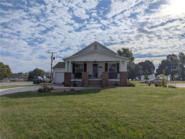 407 S 1st Street, Hiawatha, KS 66434