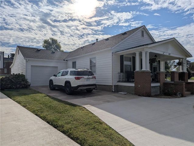 407 S 1st Street, Hiawatha, KS 66434