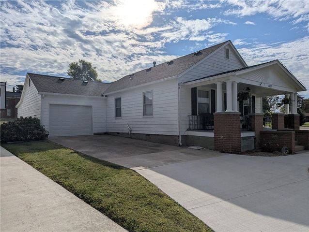 407 S 1st Street, Hiawatha, KS 66434