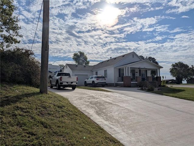 407 S 1st Street, Hiawatha, KS 66434