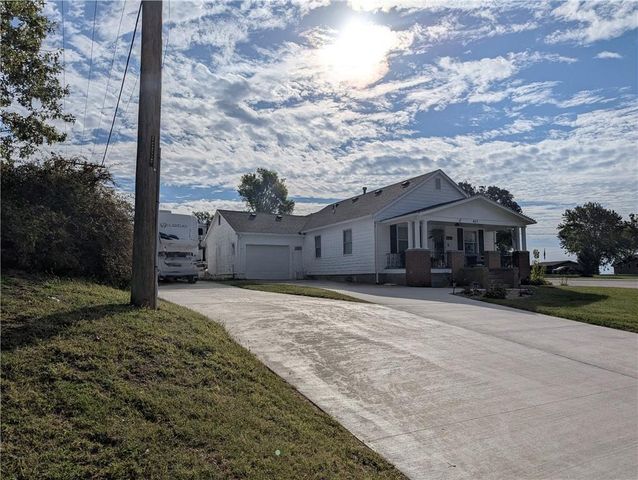 407 S 1st Street, Hiawatha, KS 66434