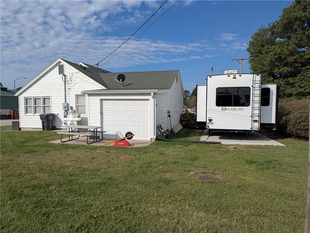 407 S 1st Street, Hiawatha, KS 66434