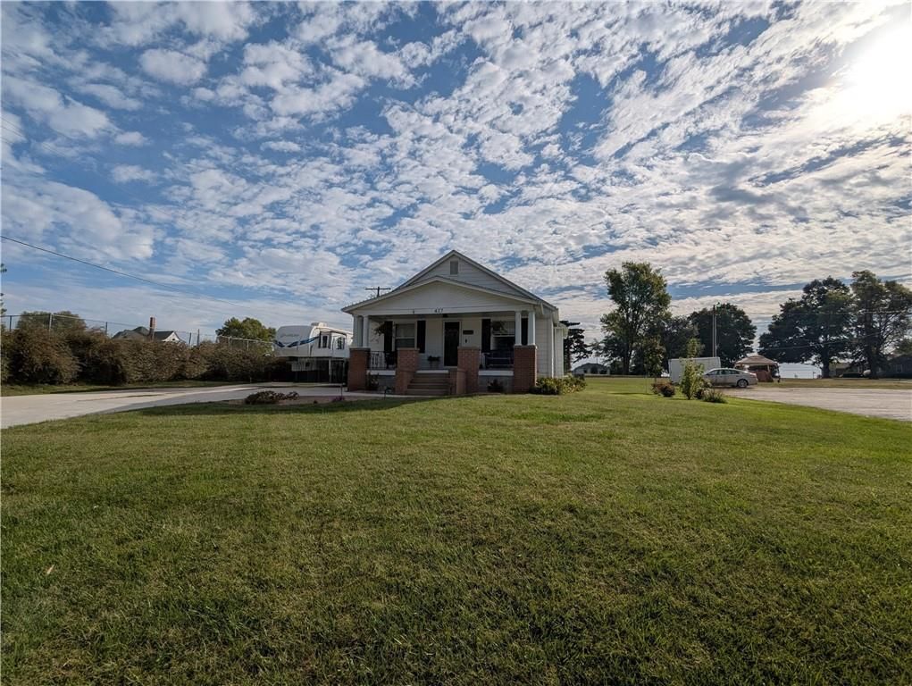 407 S 1st Street, Hiawatha, KS 66434