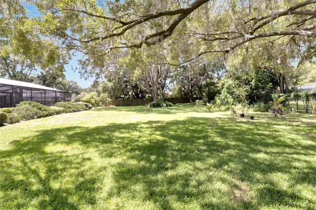 18006 CLEAR LAKE DR, Lutz, FL 33548