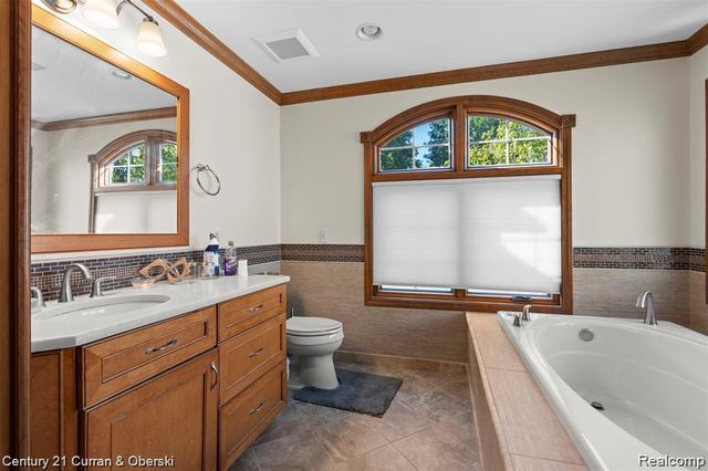 9039 Oakridge Trail Trail, Shelby Twp, MI 48317