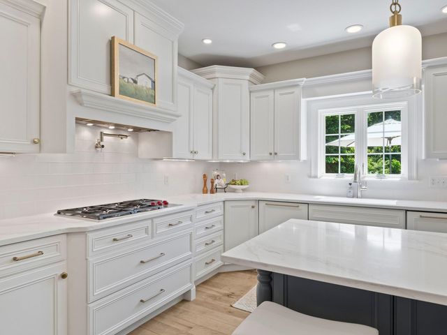 15 County Road, Bedford, NH 03110